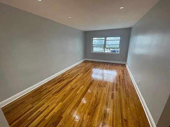 4th image of 4189 E Tremont Ave #2
