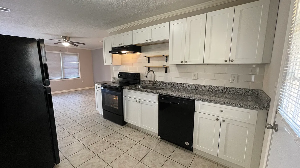 Building Photo - 221 Greenbriar Dr #3