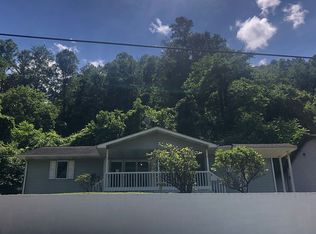 209 Ivy Crest Dr, Logan, WV 25601