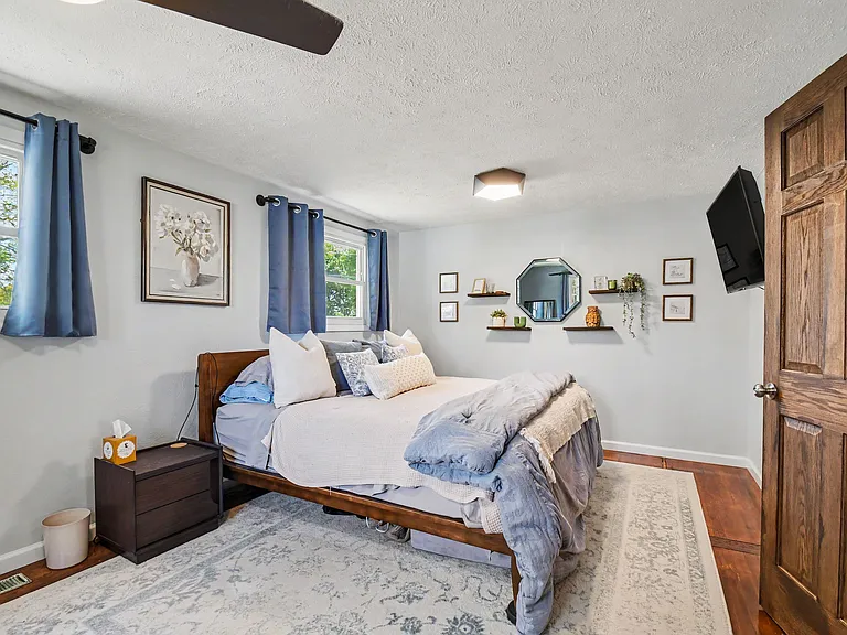 1533 Medford Ln — Photo 10