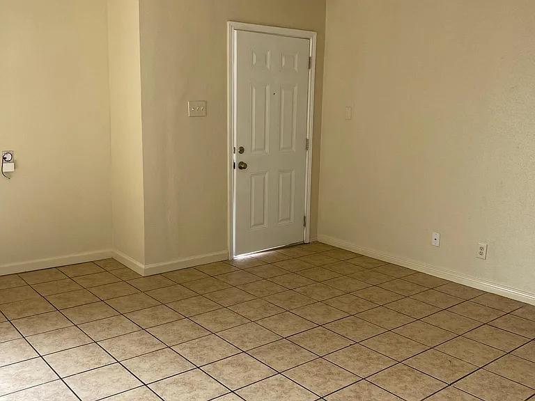 7526 Windsor Oaks — Photo 13