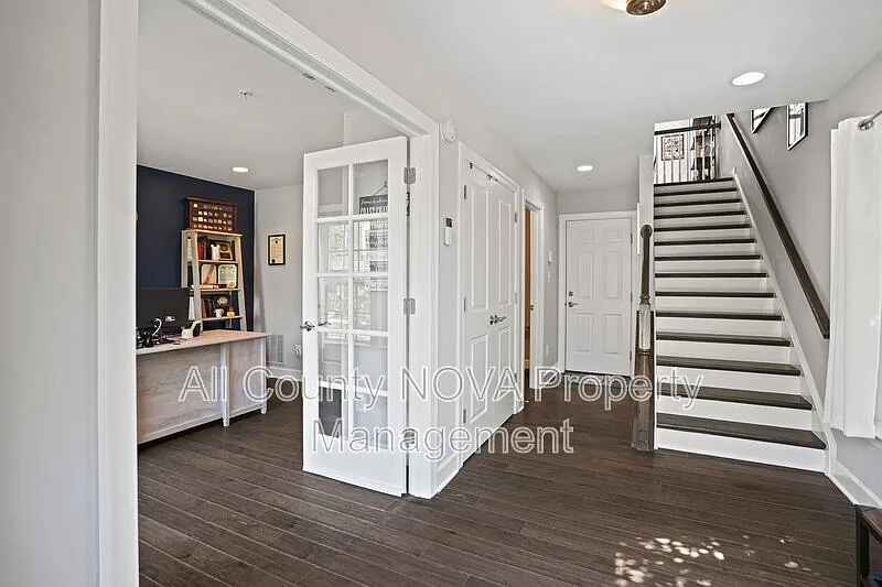 3 bed, 2.5 bath, 2400 sqft, $3,200 — Photo 3