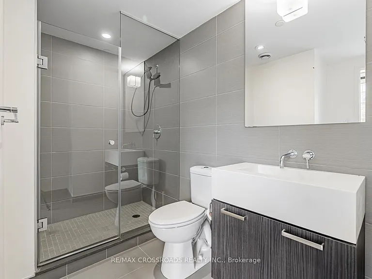 560 King St W #524 — Photo 14