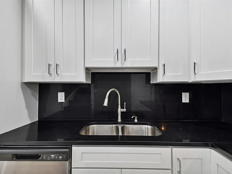 6810 N Navin Ave — Photo 16