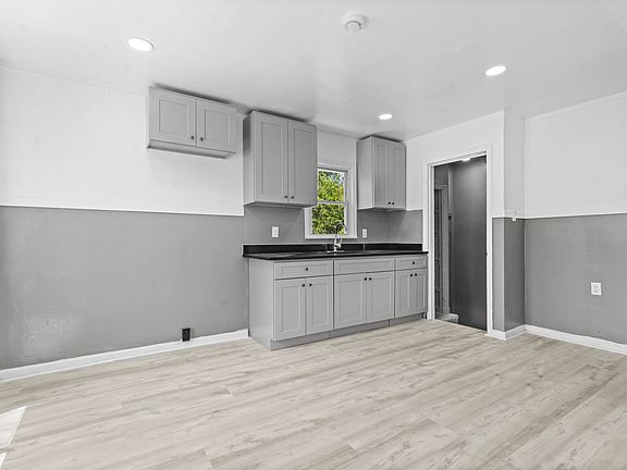 3rd image of 16039 Fairmount Dr