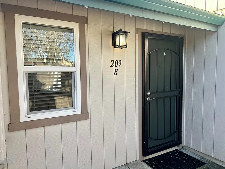 209 Stony Point Rd #E — Photo 2
