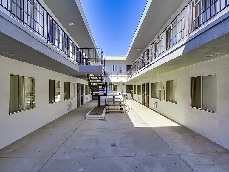 (AR/GA/YO:B) 7259 Willoughby Avenue — Photo 16