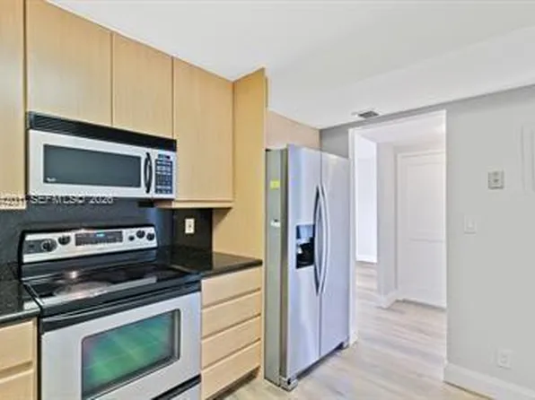 2500 Parkview Dr, Hallandale, FL
