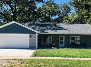 915 10th St, Carlyle, IL 62231