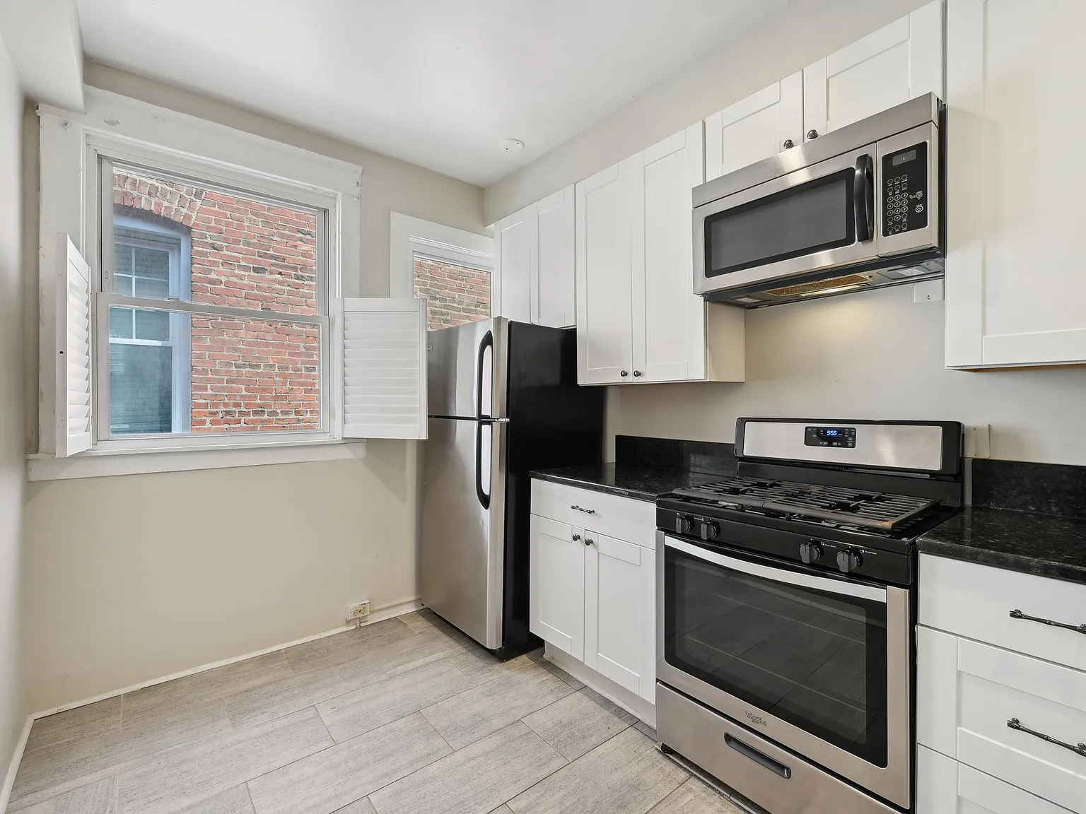 2431 Linden Ave — Photo 2