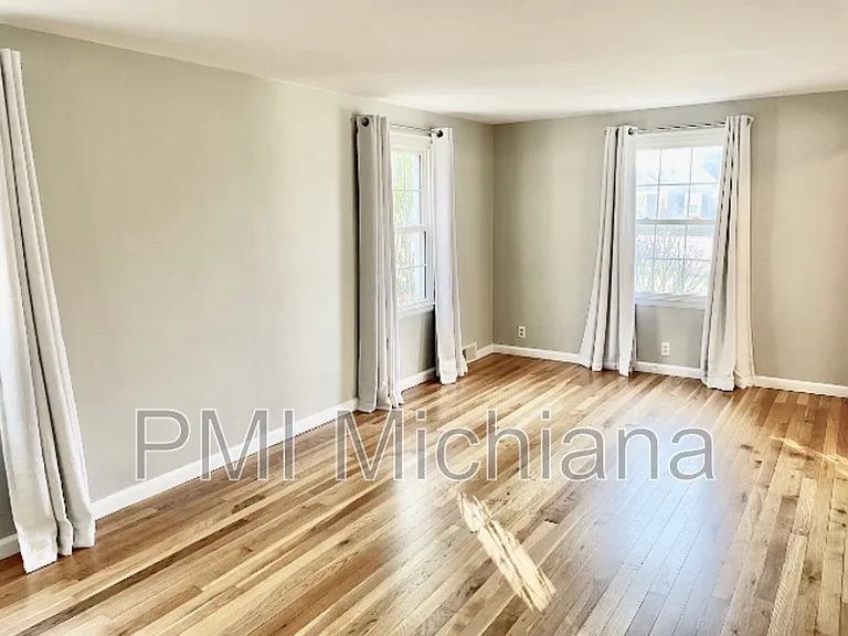 1311 E Monroe St — Photo 11
