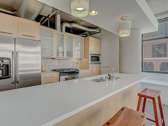 5th image of 2100 16th St Unit 203