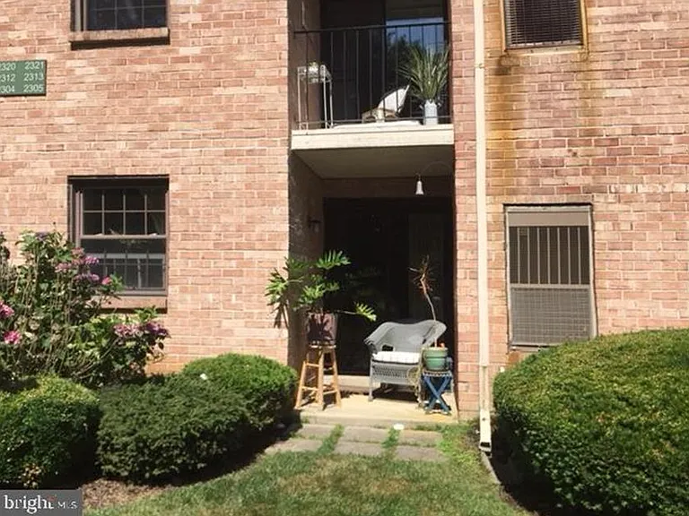2305 Pond View Dr — Photo 2