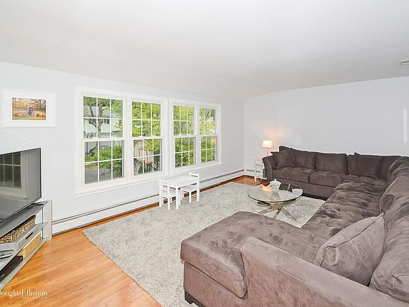 2nd image of 114 Soundview Dr