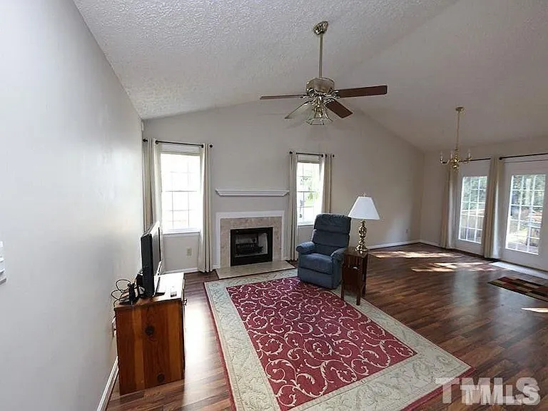 6 Barnsdale Ct — Photo 3