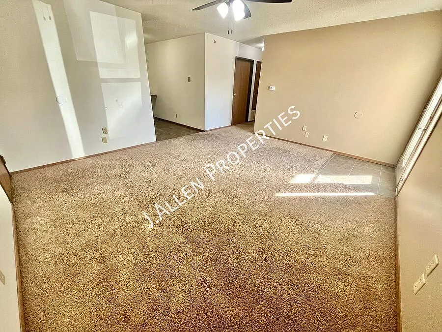 Large, Comfortable, Affordable 2 bed — Photo 3