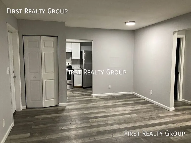 305 N Broadway St #7 — Photo 4