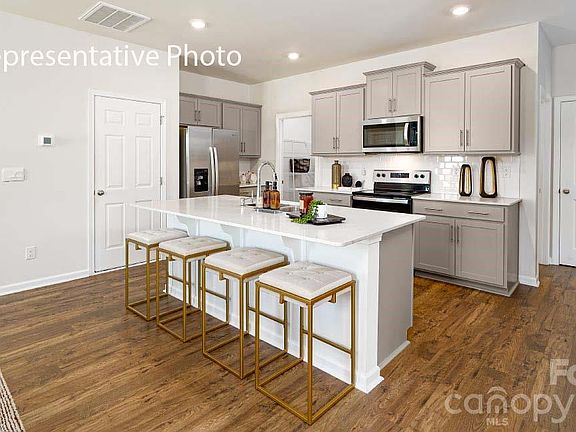 3rd image of 1559 Secrest Commons Dr