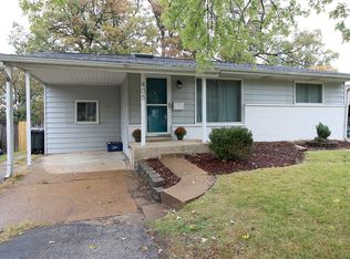 405 Lakeside Dr, Ballwin, MO 63021