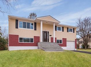 22 Sunshine Ln, Amityville, NY 11701