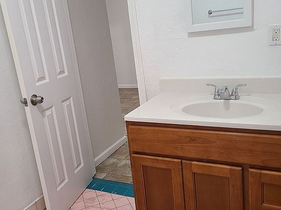 4th image of 1425 Macarthur Blvd #1