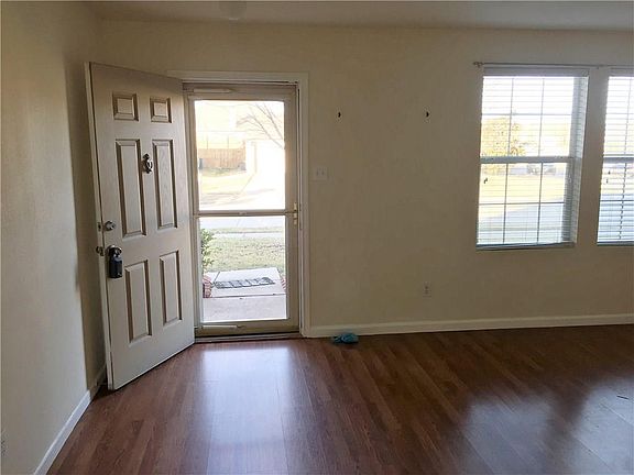 3rd image of 901 Cedar Creek Dr