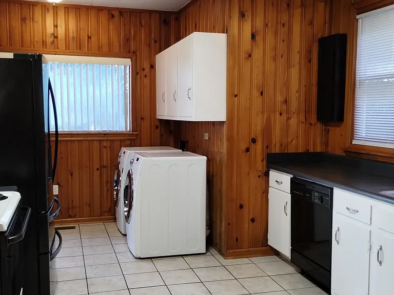 Washer/Dryer hookups
The units pictured are NOT included. They will be removed.