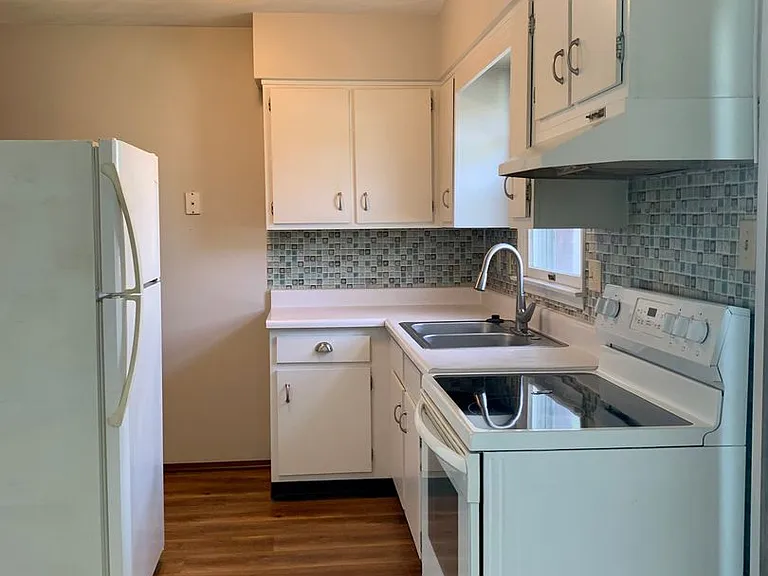 271 Circular St — Photo 7
