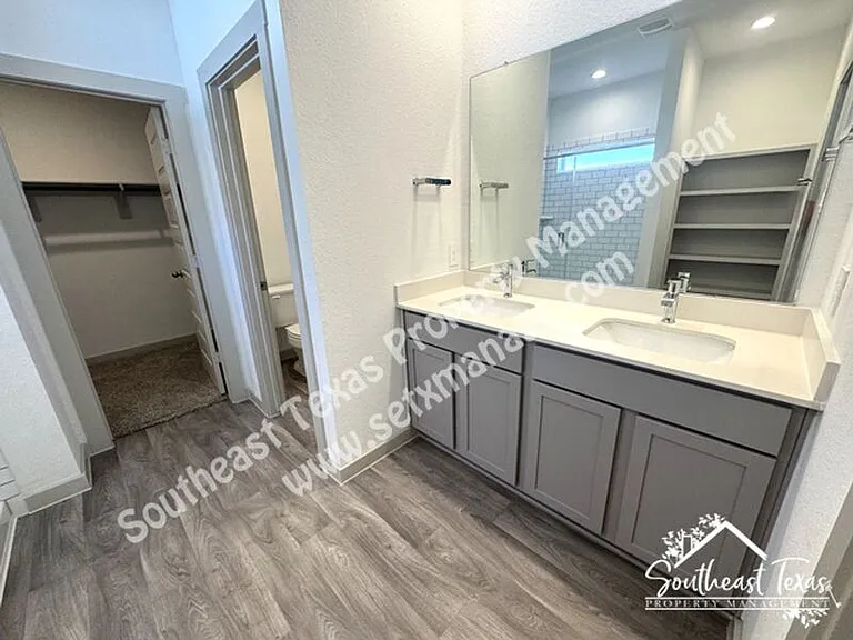 111 Lakeway Cir — Photo 10