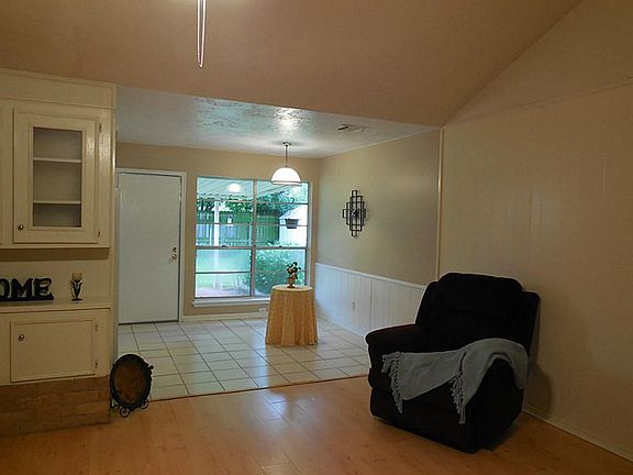 Cheery breakfast room