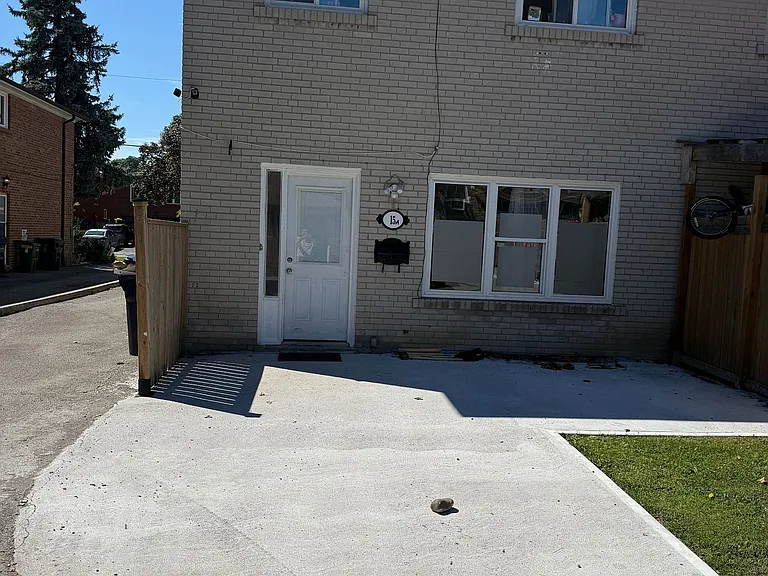 15 A Rockwood Dr — Photo 1