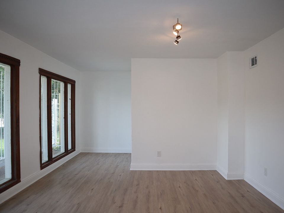 Flex Room (Office, Gym, Dinning Room, Bedroom)