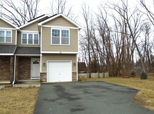40 Carroll Hill Ct, Troy, NY 12180