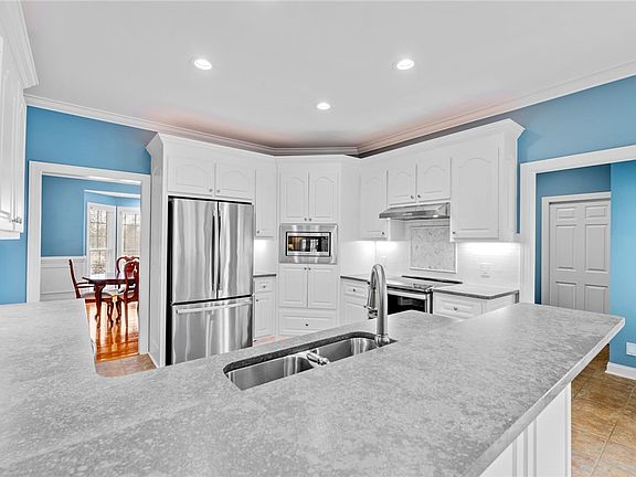 3rd image of 100 Farm Terrace Ct