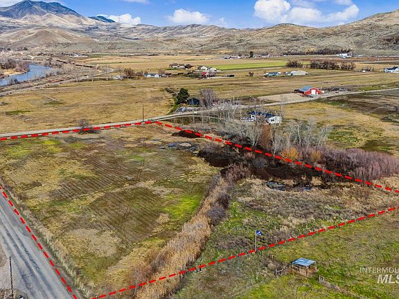 3rd image of 2776 N Plaza Rd