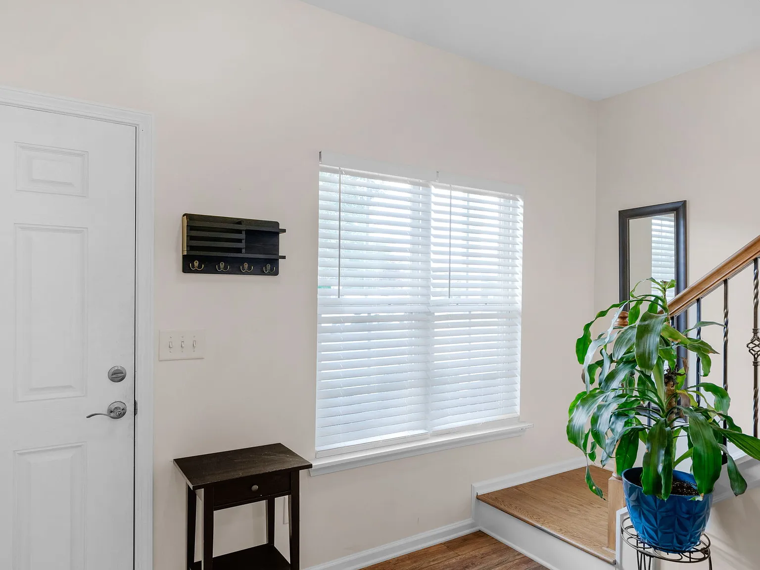 3 bed, 1631 sqft, $2,200 — Photo 4