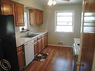 4th image of 1402 Maxwell Ave