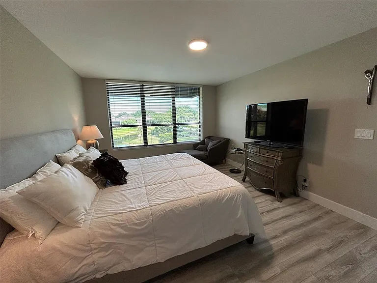 7582 Regency Lake Dr — Photo 9