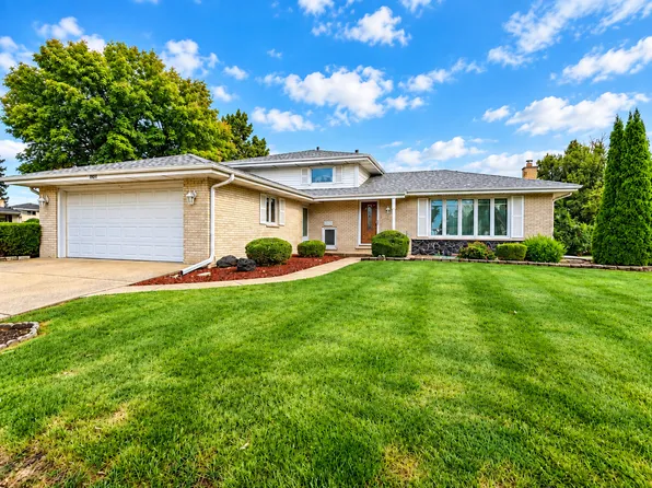 1023 S Lancaster St, Mount Prospect, IL 60056
