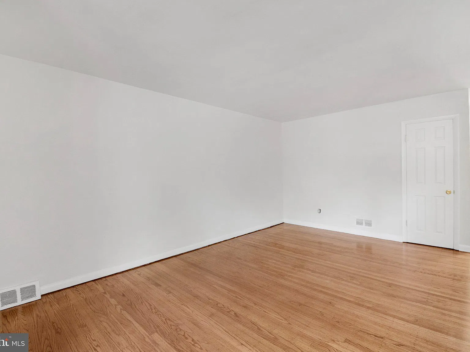2 bed, 1.0 bath, 933 sqft, $1,650 — Photo 2