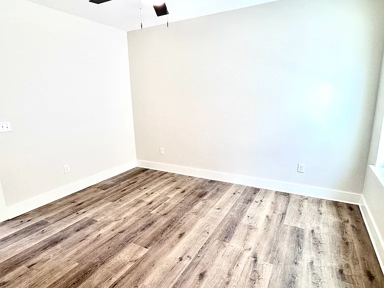 Bedroom w/ Fan/Hardwood and En-suite Bath/Walk-In Closet