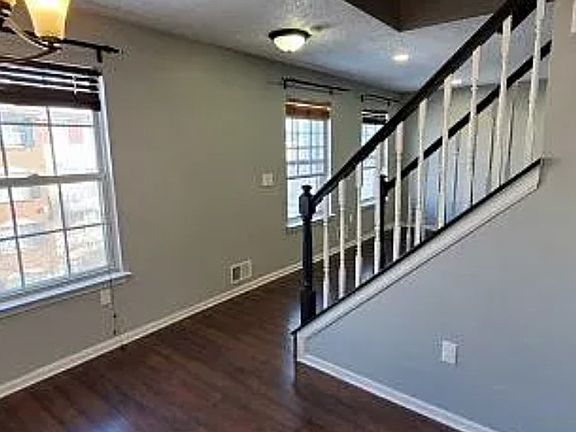 3rd image of 35 Vaughan Dr
