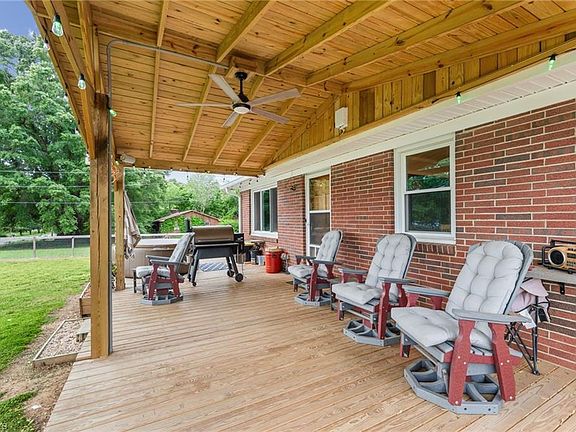 4th image of 111 Pool Dr