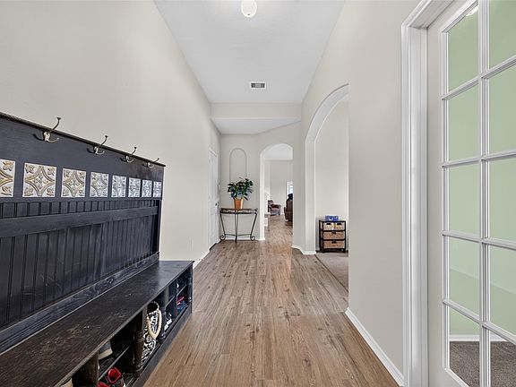 5th image of 631 Honeysuckle Vine Dr