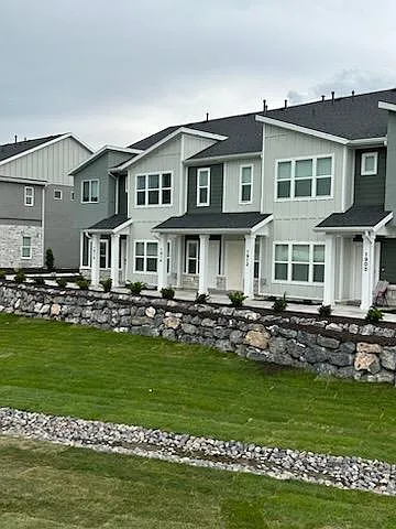 3 bed, 2.5 bath, 1476 sqft, $1,585 — Photo 1