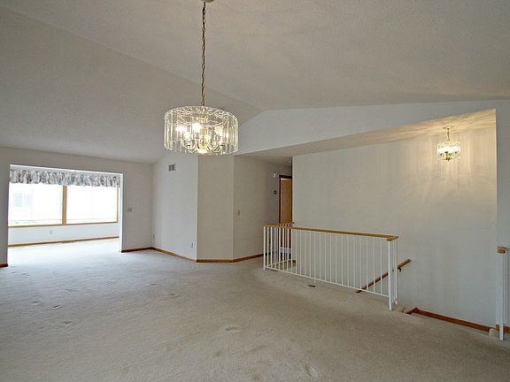 3rd image of 15977 Hyland Dr