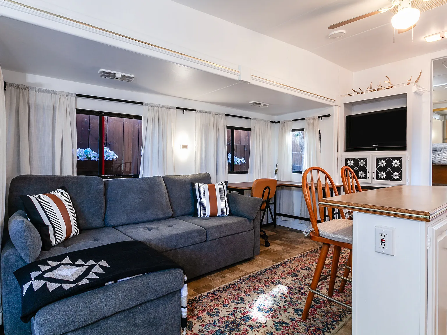 1 bed, 415 sqft, $2,400 — Photo 2