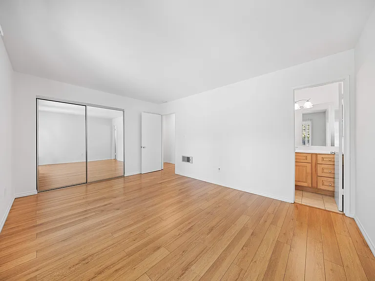 Los Patos Apartments — Photo 25