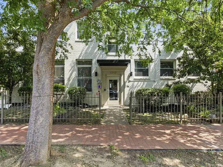 1310 K St SE #103 — Photo 26