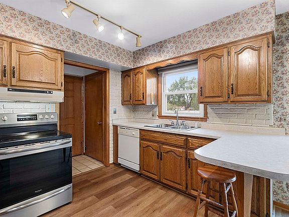 5th image of 896 W 18th Ave